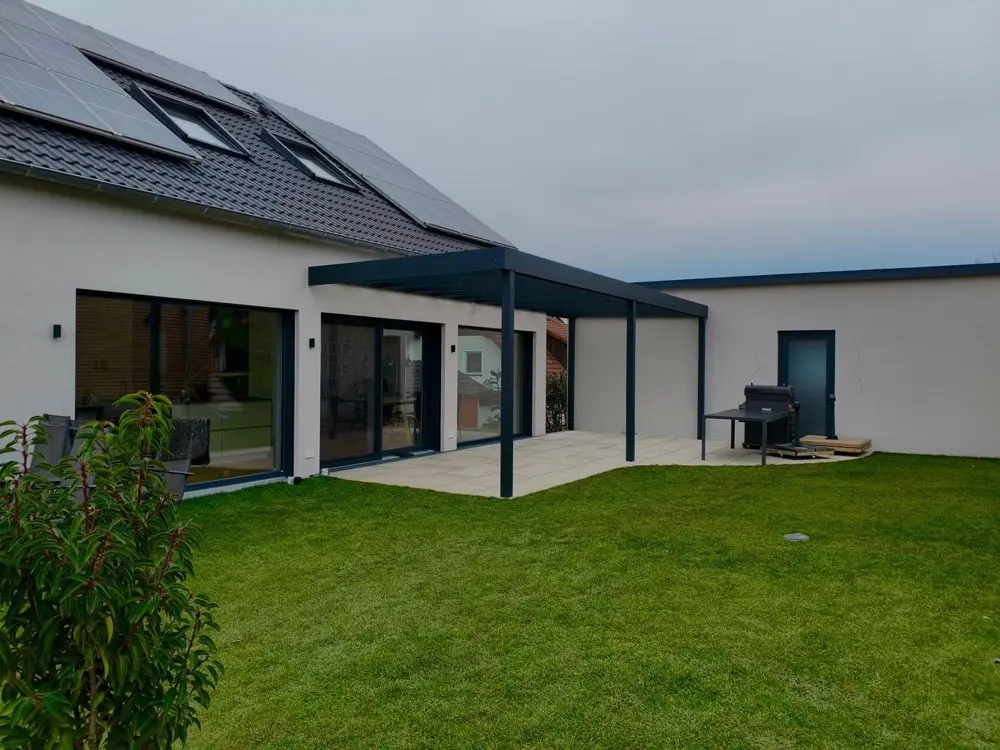 Modernes Haus mit Aluminium-Terrassendach